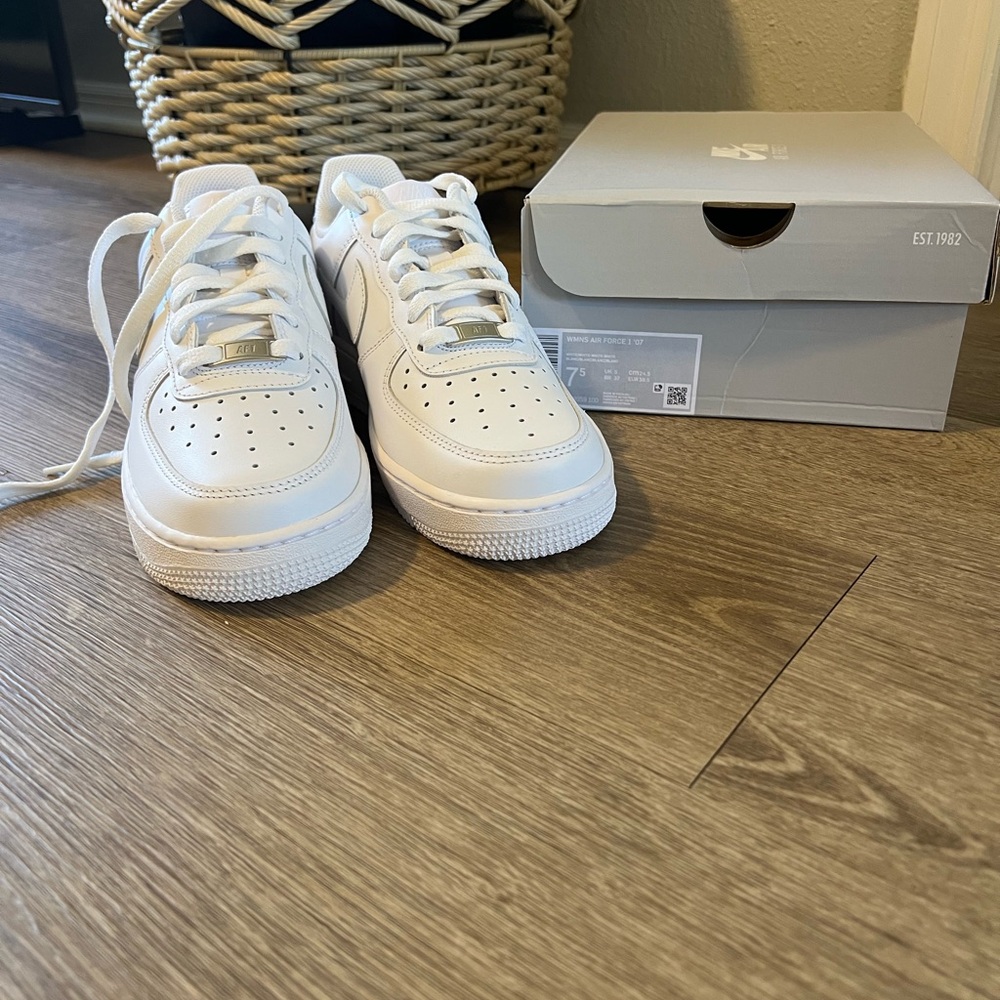 NEW Nike Air Force 1 ’07 – Women’s 7.5 — Men’s Size 6 – All White – Box Included
